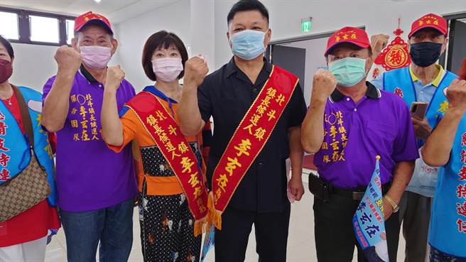 因涉及图利及贩卖偽农药等罪官司缠身的北斗镇长李玄在，地方盛传遭停职的镇长可能不选了，不过2日李玄在赶在登记日最后一天现身公所登记。（吴建辉摄）