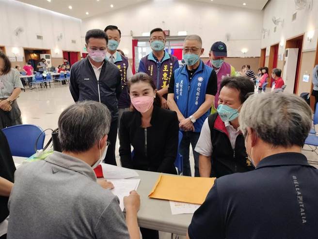 国民党彰化市长参选人黄玉芬，2日在国民党彰化党部主委萧景田、彰化副县长洪荣章等真的陪同下，现身公所登记参选彰化市长。（吴建辉摄）