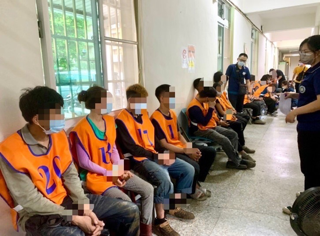 移民署南區事務大隊於9月1日動員人力執行查察行動，查處非法外來人口107人。(移民署南區事務大隊提供)