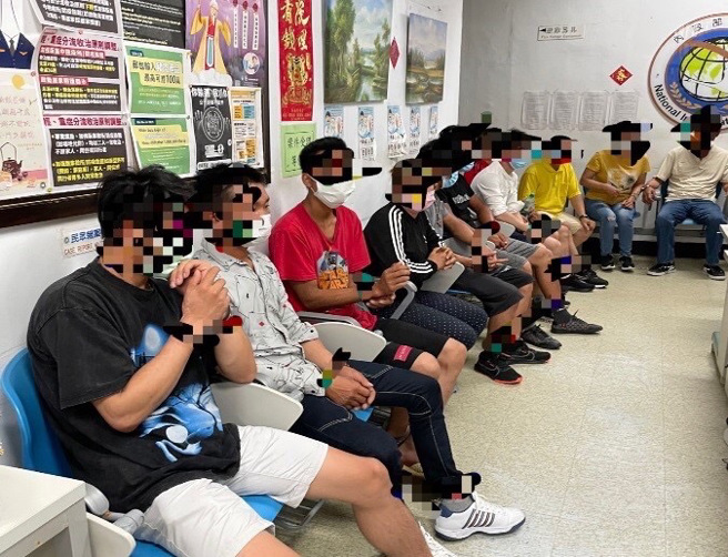 移民署南區事務大隊所屬各縣市專勤隊將查處到案的非法外來人口帶回深入調查。(移民署南區事務大隊提供)