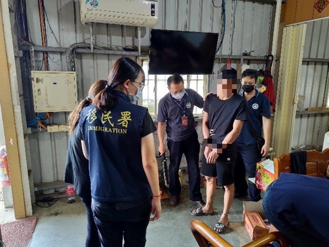 移民署南區事務大隊所屬各縣市專勤隊同步拂曉出擊，查獲多名非法外來人口。(移民署南區事務大隊提供)