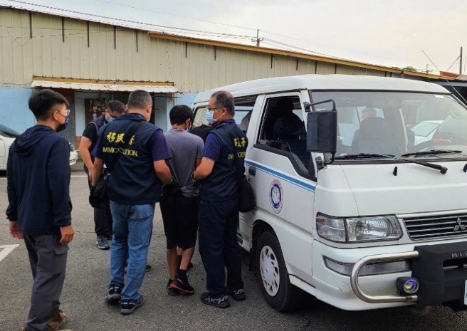 移民署南區事務大隊移民官戒護非法外來人口返回駐地接受調查及收容。(移民署南區事務大隊提供)