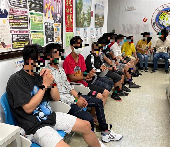 移民署台南專勤隊查獲20名非法外來人口，於隊部內等待接受調查。（台南專勤隊提供／李俊淇台南傳真）