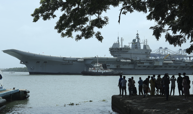 印度第1艘自制航母「维克兰特」号（INS Vikrant）9月2日服役后，前往科契（Kochi）进行海试的画面。（美联社）