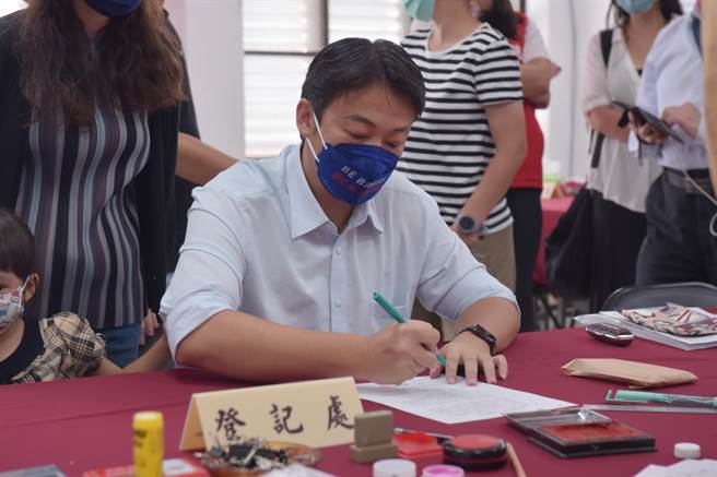 年底卸任，魏嘉賢轉戰縣議員，下午完成登記。（王志偉翻攝）