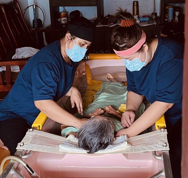 永信社福基金会挺进台中市和平部落，替长者细心沐浴。（永信基金会提供／陈淑娥台中传真）