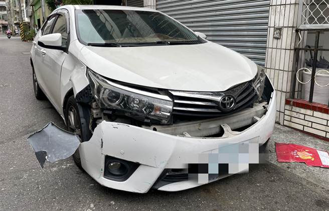 黃男開車二度撞擊對方大門，造成車頭及車尾損壞。（民眾提供／李俊淇台南傳真）