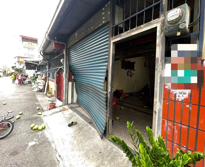 黃男的住家大門也被對方撞破。（民眾提供／李俊淇台南傳真）