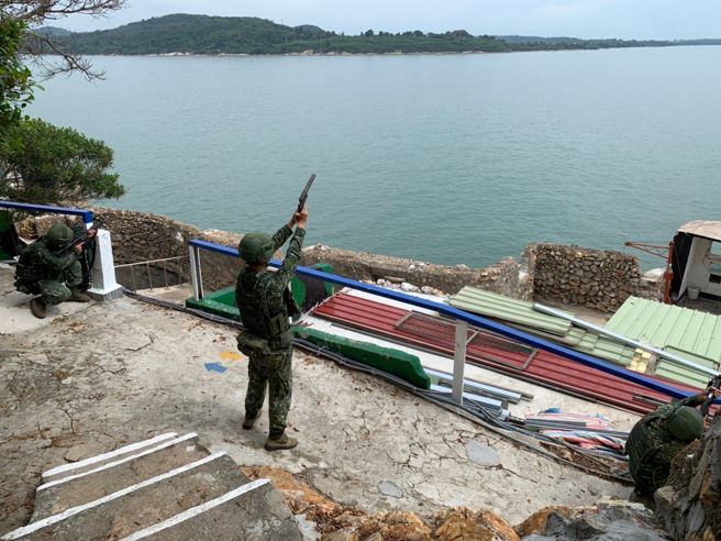 大陸民用無人機又在小金門現蹤，4小時內來了2批2架次，我方駐點守軍發射信彈示警後，即快閃離開進入廈門，金防部通報各據點加強警戒，嚴防各種可能的狀況。（金防部提供）
