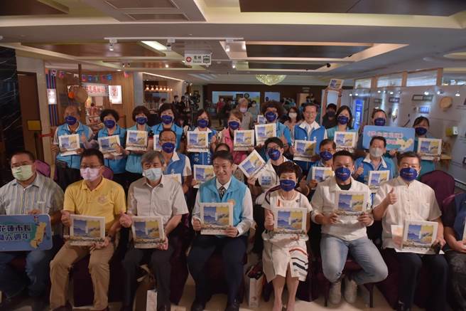 魏嘉賢就職6週年活動並發表新書，代表會主席蘇美珠與多位市代表、里長都到場參與。（花蓮市公所提供）
