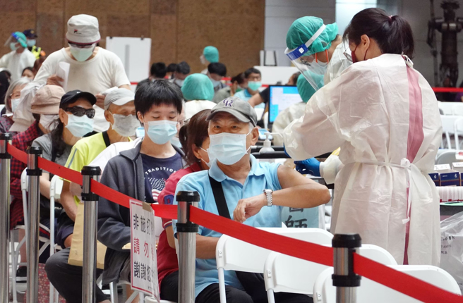 我国次世代疫苗最快9月底到货，中央流行疫情指挥中心今天表示总计共有678万人可接种。图为民眾接种疫苗。(资料照 姚志平摄)