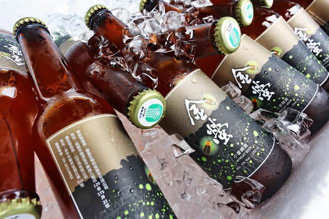 金门县林务所携手县农会与烈屿乡后宅农友合作，在一块广达2公顷的农田种植零农药的无毒小麦，并利用周界纯净环境復育萤火虫，今年首批小麦收穫精酿出5000瓶以「金萤」为名的啤酒。（金门林务所提供）