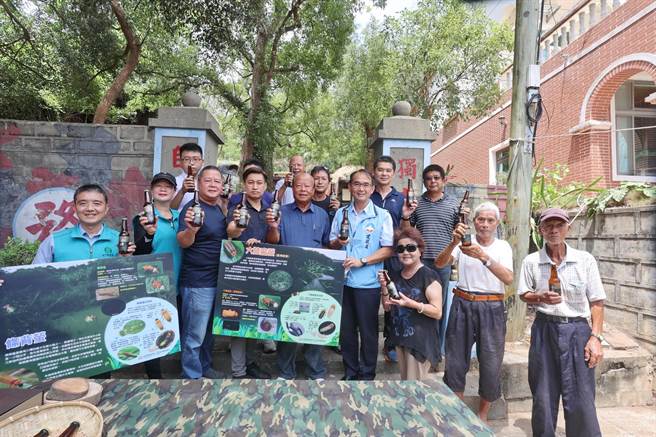 金萤啤酒发表会展现县府、县农会与农友合作的成果。（金门林务所提供）