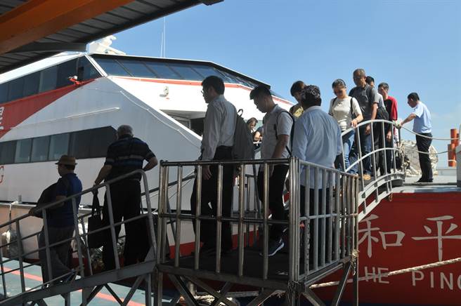 金门到底何时重启小三通？陆委会副主委邱垂正今天在回应县议长洪允典相关建议时表示，此事仍需再审慎评估。（资料照片／李金生摄）