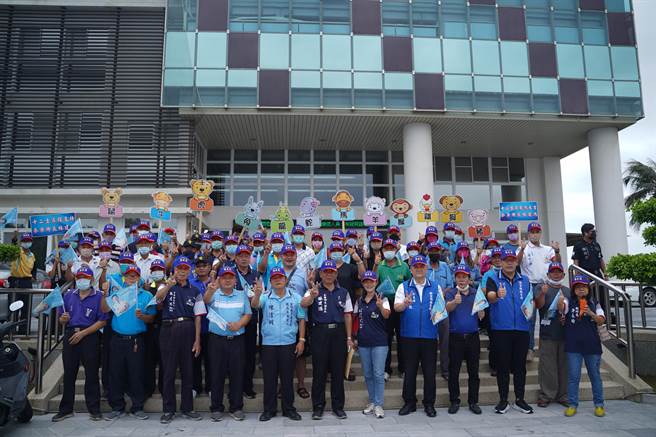 麦寮乡长选举竞争可说全县激烈，有许忠富、蔡长昆、林宜豊、许志豪、林建鸿共5人参选，图为林建鸿登记参选，12生肖亲友及乡亲陪他登记。（周丽兰摄）