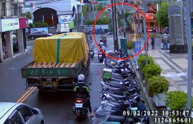 戴男就沒那麼幸運，他滑行幾公尺後倒在路中央，無法自行起身。（警方提供／李奇叡新北傳真）