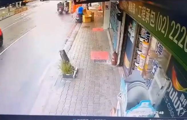 66歲的戴男疑似為了搶快，擦撞吳男。（警方提供／李奇叡新北傳真）