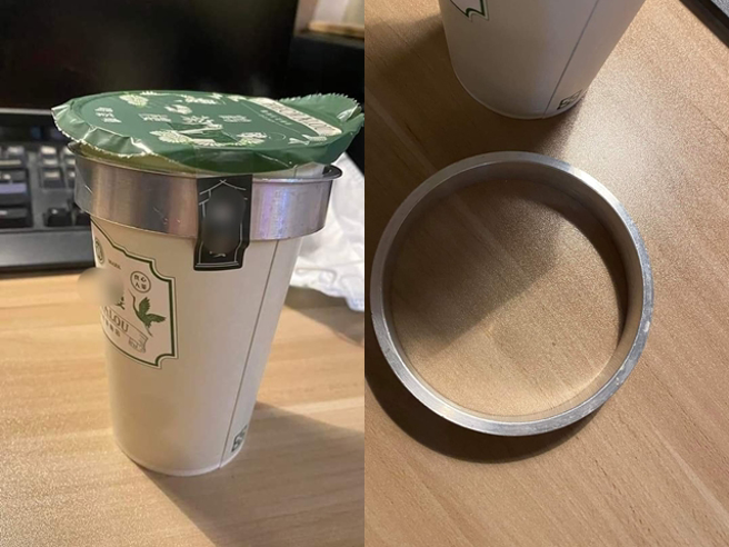 1名網友日前點了杯手搖飲，卻發現飲料外圍附上1個大鐵環，原來是封口機的模具，他笑說「附了一圈高級鐵框，請問這是那一招？」（翻攝自臉書「爆系知識家」）