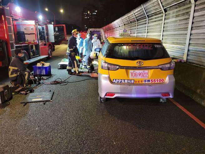 警消到場時，發現騎士卡在車底。（消防提供／李奇叡新北傳真）