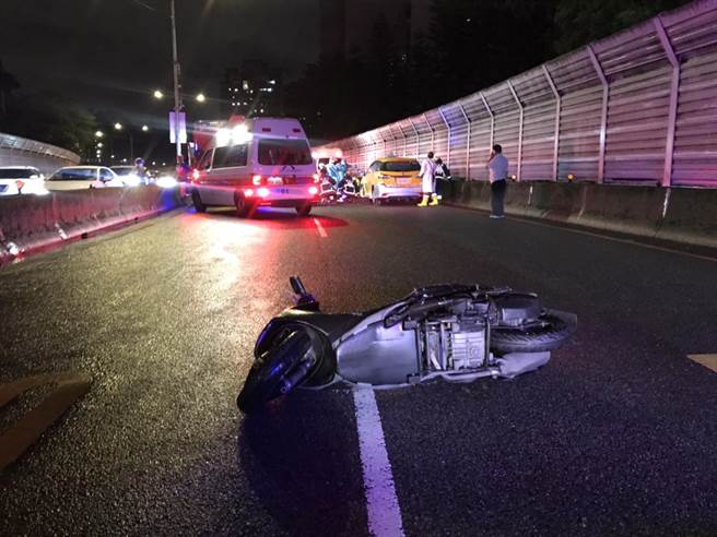 賴男騎乘的機車噴飛。（警方提供／李奇叡新北傳真）