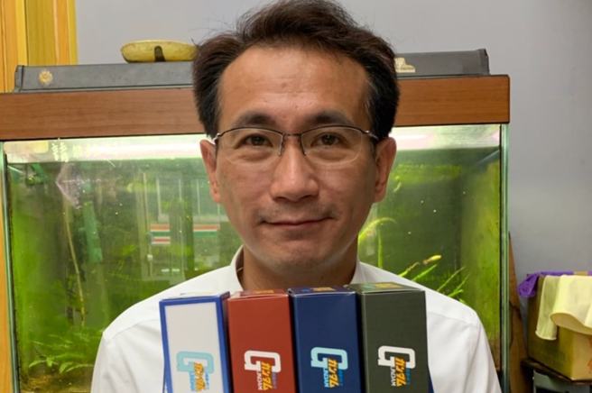 郑运鹏在脸书上分享了「钢弹系列口罩」，脸上更是藏不住笑意。（取自郑运鹏脸书）