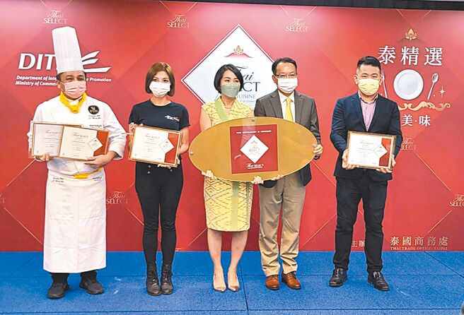 泰国商务处颁发2022年「泰精选」餐厅，由Pataya金山泰式料理、乐泰.泰式餐厅、帕泰家、云城泰式料理获颁证书。图／王妙琴