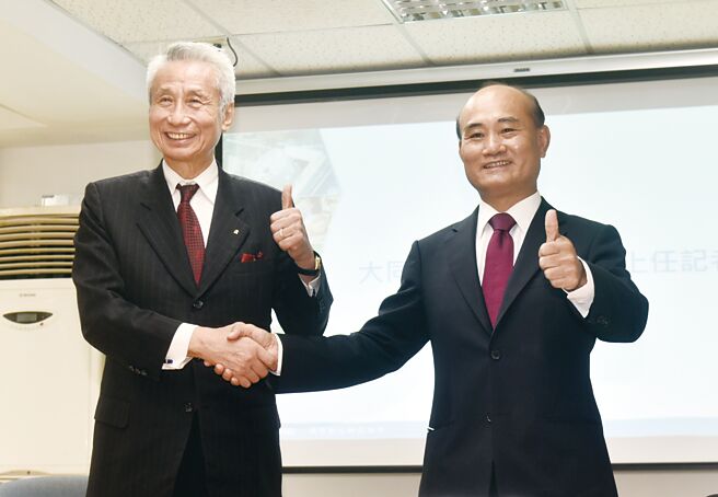 大同1日召开董事会，会后大同董事长王光祥（左）宣布，会中通过委任总经理案，由大同副董事长王金来（右）真除兼任总经理一职。图／顏谦隆