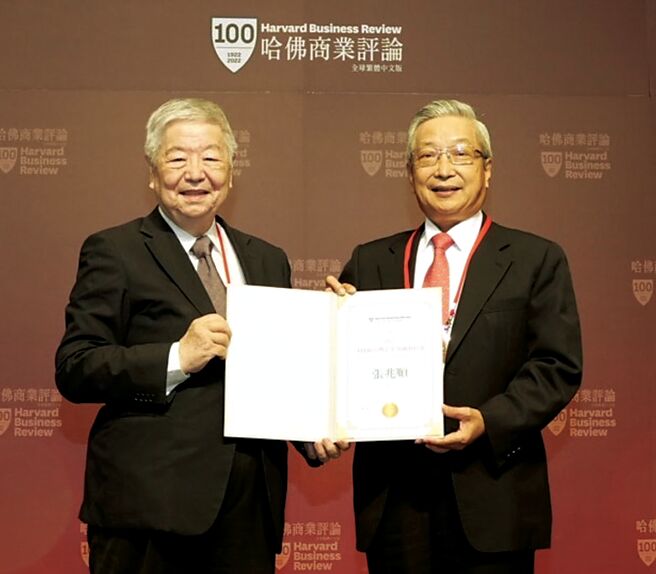 2022台灣企業領袖100強頒獎典禮，中華企業倫理教育協進會理事長許士軍（左）擔任頒獎人，兆豐金控董事長張兆順（右）受邀出席領獎。圖／兆豐金控提供