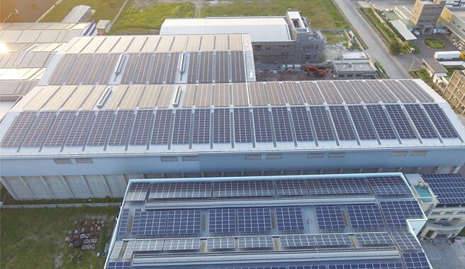 高光綠能聚焦屋頂型及地面型電廠開發；圖為該公司所承攬的大型屋頂型太陽能電廠。圖／高光綠能提供
