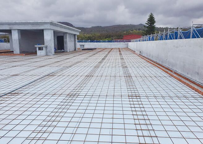 台东市营区－屋顶PS隔热板铺设，採用禹青生产的「挤出法泡沫聚苯乙烯XPS隔热板」，由鸢扬国际总代理销售。图／鸢扬国际提供