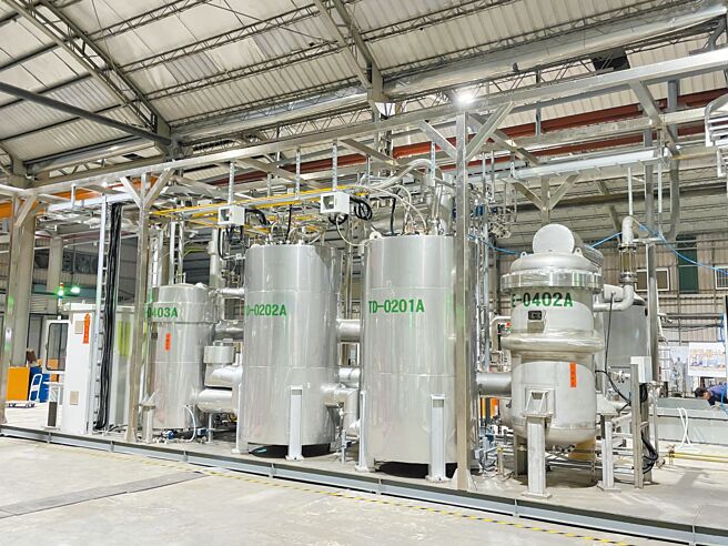 鼎坚绿能科技以「热裂解再利用」系统技术，成功地将有机废溶剂转化为新能源，解决了环境污染问题，增加再生能源降低生产成本。图／鼎坚绿能提供