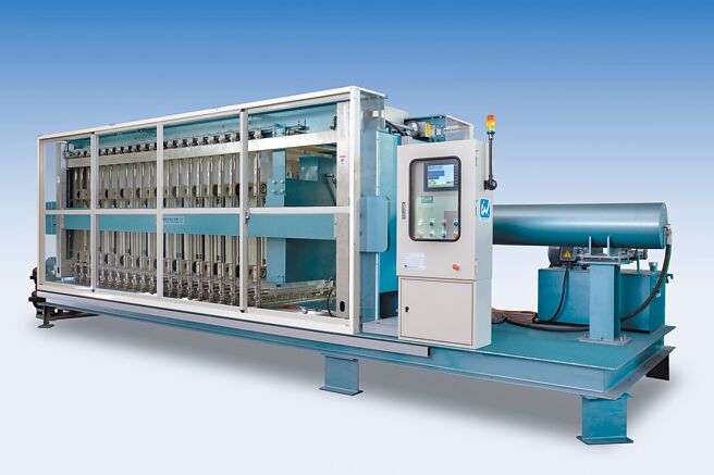 水丽科技滤布走行式压滤机，是突破传统型的过滤设备，效率高、外型轻巧，可从液态泥浆中分离出固体成份，并压缩成块物状。图／水丽科技提供