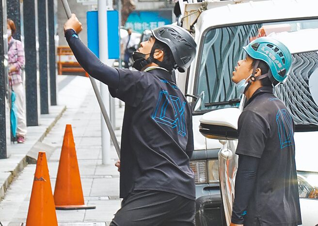 劳动部1日宣布2023年基本工资，月薪由目前25250元调升至26400元，时薪由目前168元调升至176元。（姚志平摄）