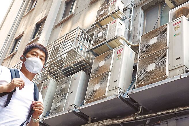 基本工资审议委员会昨日通过明年调高基本工资4.56％，紧接而来就是电价审议委员会将在9月召开，商总忧心，电价调涨衝击比薪资调整更为严重。（本报资料照片）