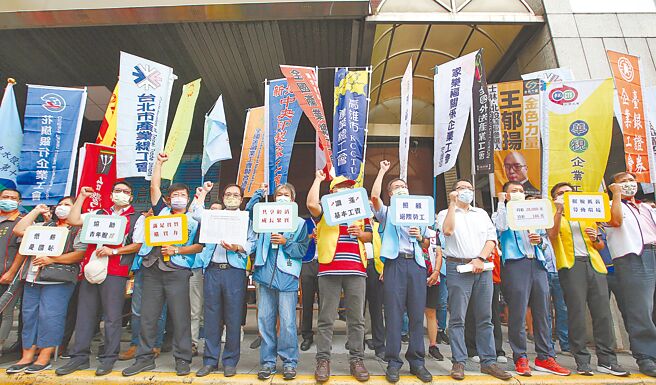 基本工資審議委員會1日召開會議，勞工團體前往勞動部陳情勞動部1日宣布2023年基本工資，月薪由目前25250元調升至26400元，時薪由目前168元調升至176元。（陳俊吉攝）