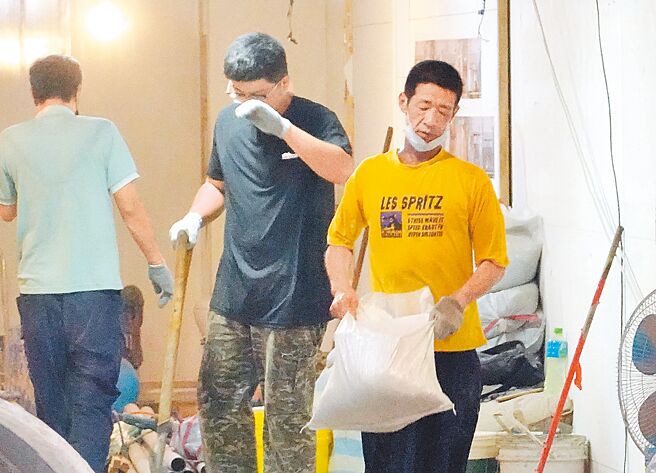 劳动部1日宣布2023年基本工资，月薪由目前25250元调升至26400元，时薪由目前168元调升至176元。（姚志平摄）