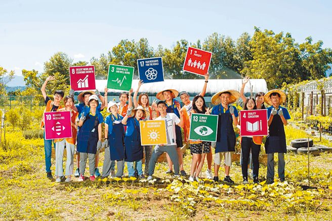 台灣大哥大連續第六年推動「種福電」計畫，今年請到「柔道男神」楊勇緯（中）擔任代言人，邀請社會大眾捐款響應。（台灣大提供）