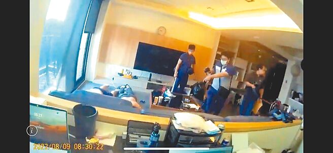 王男集團與劉男集團共謀詐騙洗錢，其中王男以毆打、逼簽器官捐贈同意書等方式控制被害人，直到有被害人跳樓逃出才曝光。刑事警察局南部打擊犯罪中心獲報追查，日前於高雄、新竹兩地攻堅，逮捕王男、劉男等17人，全案依詐欺罪、洗錢防制法、妨害自由罪、《組織犯罪防制條例》等罪嫌移送法辦。（翻攝照片／崔正綱高雄傳真）