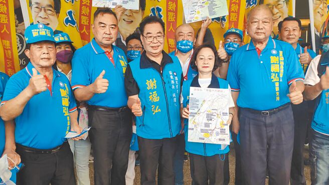 国民党苗栗县长提名参选人谢福弘（中）1日在2位前县长、2立委陪同下完成登记。（李京升摄）