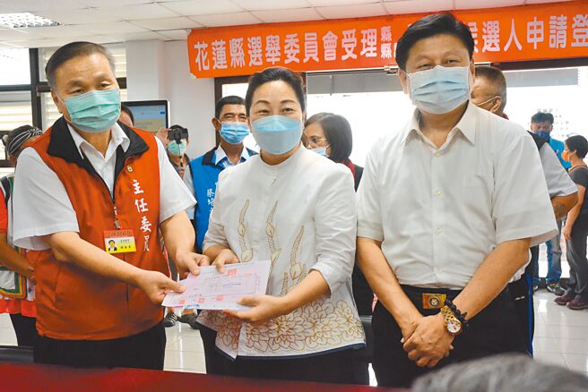 花蓮縣長徐榛蔚（中）1日由夫婿、立委傅崐萁（右）陪同前往花蓮縣選舉委員會完成登記，爭取連任。（王志偉攝）