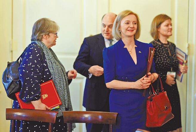 圖為伊麗莎白·特拉斯（右二）在英國倫敦首相府參加內閣會議後離開的資料照片。（新華社）