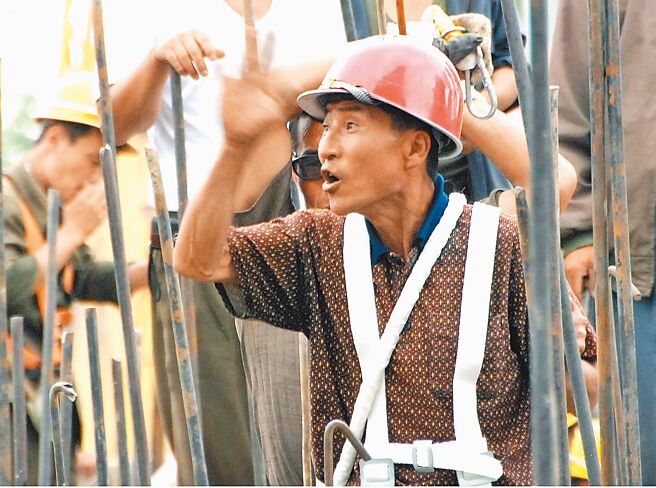 图为平壤建设工人在朝鲜平壤市万寿臺地区住宅建设现场工作。（新华社）