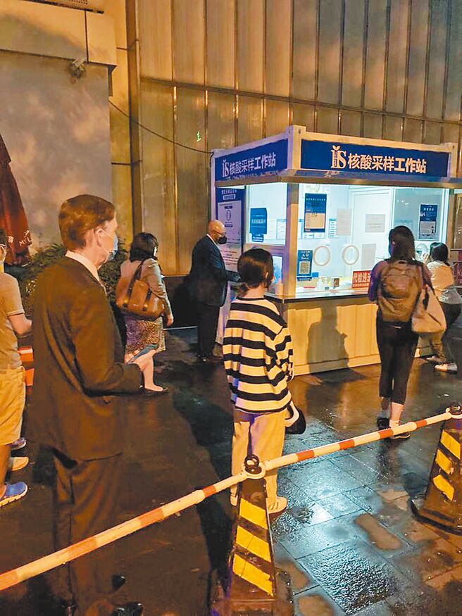 美国驻华大使伯恩斯1日发布他在上海排队等候核酸检测的照片，引发疯传热议。（摘自伯恩斯推特）