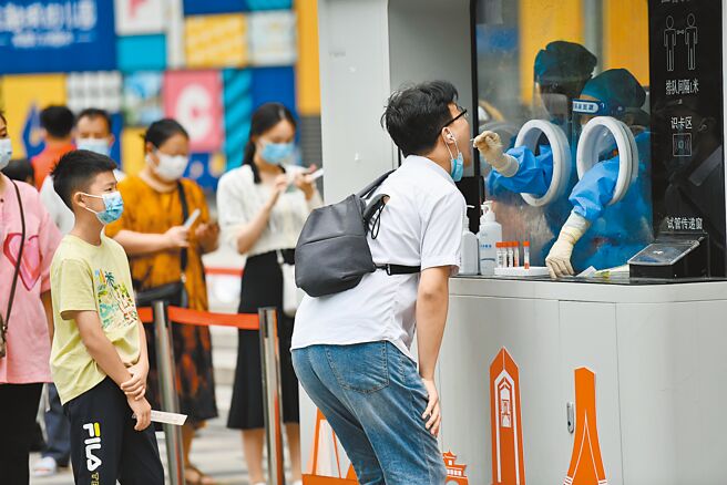 大陆近日多地疫情再起，四川成都自9月1日18时起，全体居民原则居家，并进行4天的全市普筛。图为成都市民核酸检测。（中新社）