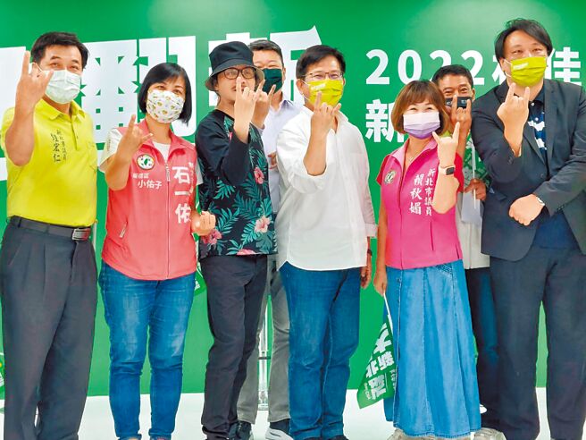 民进党新北市长参选人林佳龙（中）发布竞选歌曲《新北大翻新》，并呼吁侯友宜像个汉子，拿出「敢辩的勇气」，与他进行一场「交叉诘问」式的辩论。（陈慰慈摄）