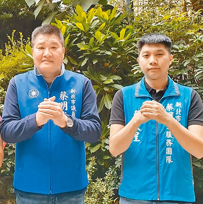 國民黨市議員蔡明堂（左）原先計畫讓兒子蔡政呈（右）接棒，結果卻在新人初選失利，原本外傳他將脫黨參選，但他昨天突然發出放棄競選連任聲明。（本報資料照片）