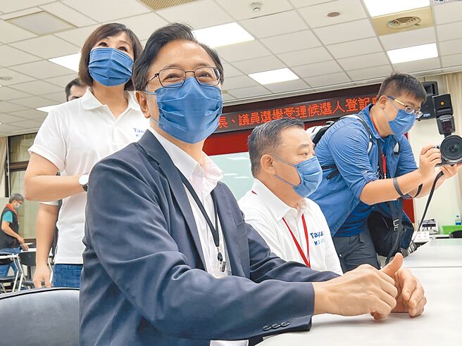 国民党桃园市长参选人张善政1日在议长邱奕胜、立委吕玉玲等党籍立委和市议员参选人陪同下登记参选，展现蓝营大团结。（蔡依珍摄）