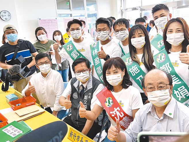 民进党新竹市长参选人沈慧虹（前排右二）1日上午9点到选委会登记参选，桃竹竹苗总督导、桃园市长郑文灿（前排左二）、立委柯建铭（前排右）与沈慧虹竞选团队总督导郑宏辉（前排左）也到场加持。（王惠慧摄）