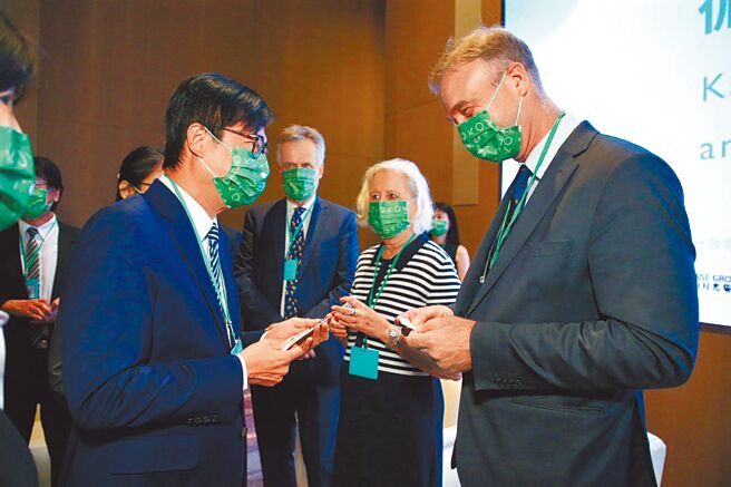 高市府环保局1日举办「高雄2050净零及循环经济国际论坛」，邀集英、荷、澳、德、美等在台代表与台湾各大企业共同倡议会谈。（高市府环保局提供／洪浩轩高雄报导）