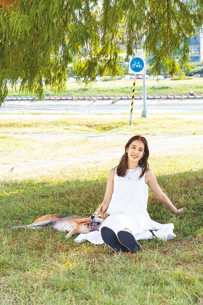 陈庭妮拍摄当天刚好〈风和日丽〉。（相信音乐提供）